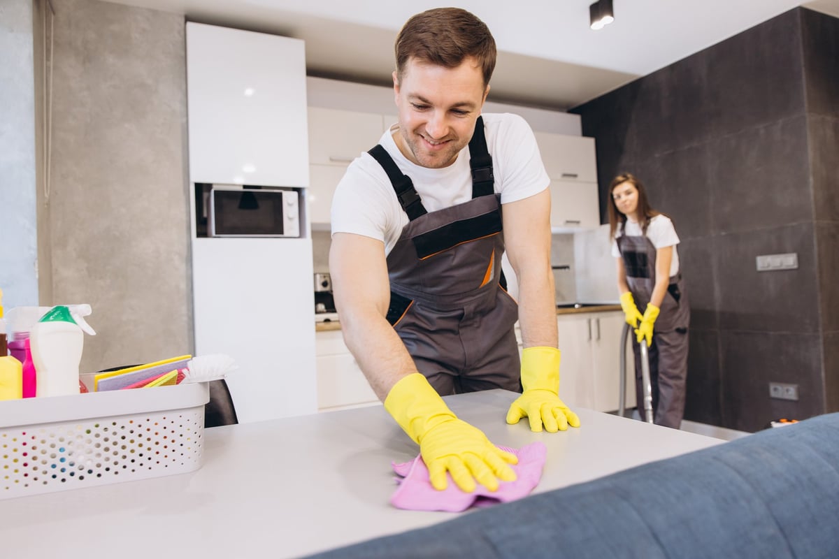 Empleadas de Limpiezas Alba con guantes amarillos limpiando una cocina