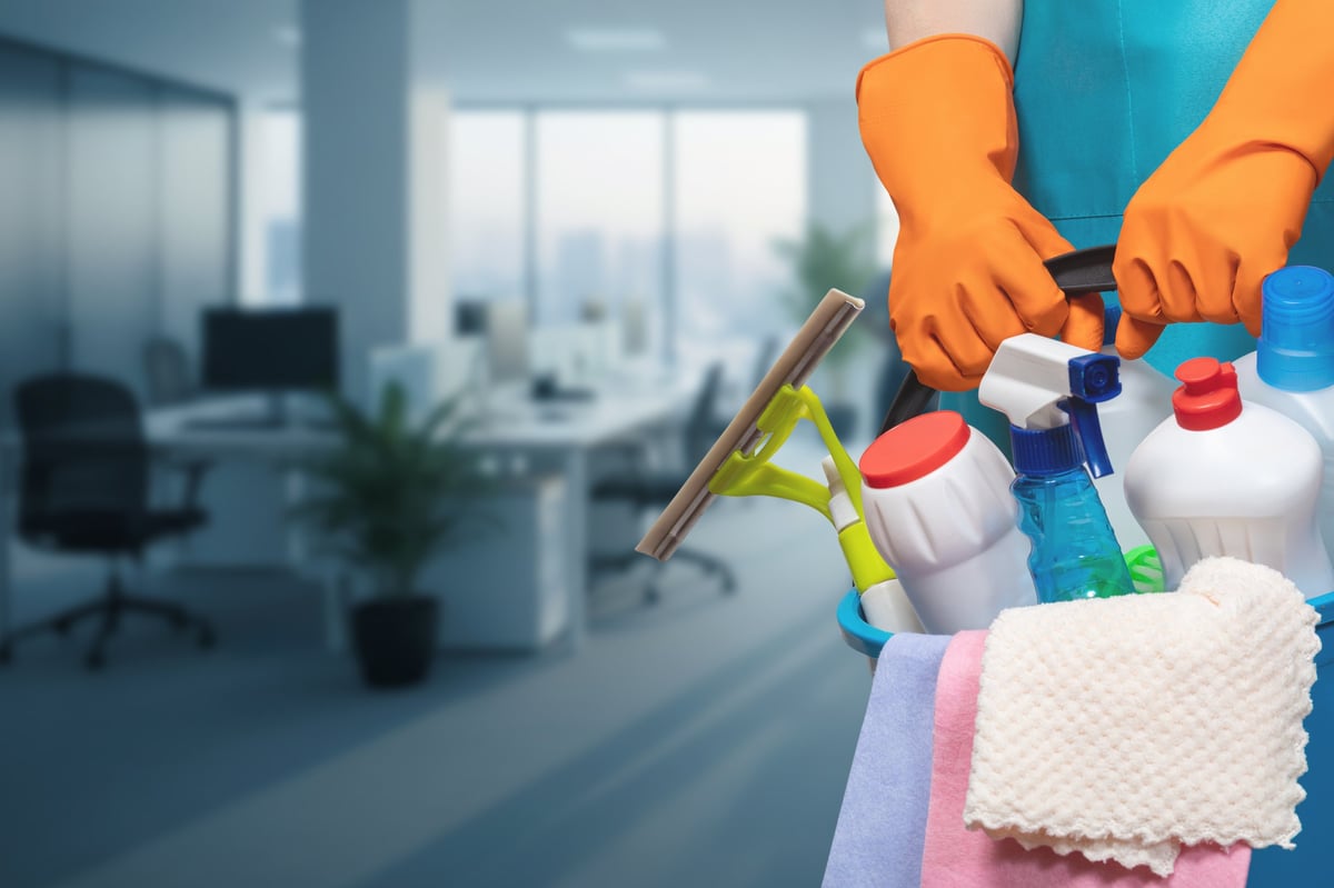 Miembro del equipo preparando los productos de limpieza para una oficina